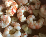 Foto del paso 3 de la receta: Bacalao con gambones al ajillo y habas con ajos tiernos