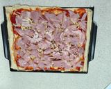 Foto del paso 12 de la receta: Pizza prosciutto con bordes rellenos de cheddar (masa en Thermomix)