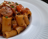 Foto del paso 5 de la receta: Rigatoni con salsa criolla picante y salmón marinado