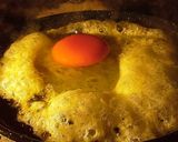 Foto del paso 3 de la receta "Huevos rotos con jamón" en versión avestruz