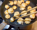 A picture of step 3 of Miso butter scallops.