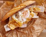 Foto del paso 17 de la receta: Bocata de lomo en manteca colorá con huevo frito