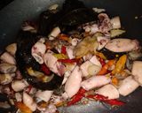 Foto langkah ke 5 dari resep Tumis Cumi asin jagung pedas.