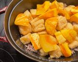 A picture of step 1 of 🫑 One-pot Kabocha squash, fried tofu in Japanese broth.