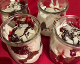 Foto del paso 7 de la receta: Crema de queso con reducción de frutos rojos y crumble de chocolate