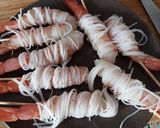 Foto del paso 6 de la receta: Brocheta de gamba rebozada en fideo de arroz y quenelle de patatas revolconas