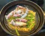 Hình bước làm 4 của món Mì Gói Mực Chua Cay