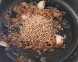 Foto del paso 5 de la receta: Muslitos de pollo relleno de gambas con sepia en salsa de avellanas y cava