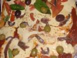 Foto del paso 3 de la receta Pizza integral tomate anchoas, olivas y albahaca
