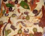 Foto del paso 3 de la receta: Pizza integral tomate anchoas, olivas y albahaca