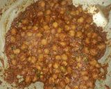 A picture of step 4 of Amritsari masala nutri with bread.