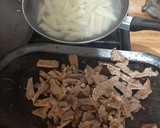 Foto del paso 1 de la receta: Bistec y guarnición de papa y cebolla