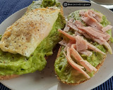 Foto del paso 3 de la receta: Tostadas de aguacate con huevo y jamón york 🥑