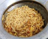 A picture of step 4 of Aloo Maggi.