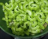 Foto langkah ke 3 dari resep Tumis Pare Ayam Jamur Kuping.