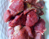 Foto del paso 3 de la receta: Cordero guisado en salsa reducida de dos cebollas con pasas