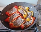 Foto del passaggio 4 della ricetta Hamburger su canoa di peperoni
