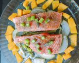 Foto del paso 4 de la receta: Salmón sobre girasol de calabaza, espárragos y cebolla dulce 😍🌻