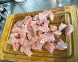 Une image de l'étape 2 de Poulet aux cacahuètes, carottes, tomates et épices.