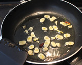 Foto del paso 3 de la receta: Gulas con gambas al ajillo y tomate frito