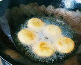 A picture of step 3 of Sooji ki kachori.