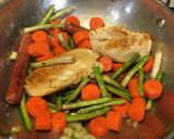 Foto del paso 3 de la receta: Caldo de Pollo y Salchichas