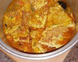A picture of step 3 of Egg Omlate with Tomato Curry.