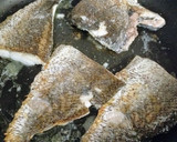 Foto del paso 6 de la receta: Corvina a la plancha y coquinas al ajillo