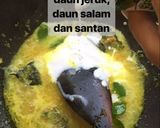 Foto langkah ke 3 dari resep Nasi Kuning lauk udang, telur dan perkedel.