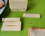 Foto langkah ke 2 dari resep Roti Gulung keju coklat simple.