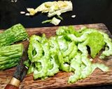 Foto langkah ke 2 dari resep Tumis pare orak-arik telur.