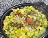 Foto del paso 3 de la receta: Cocinando con zapallitos, cebolla y huevo
