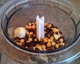 A picture of step 3 of Vegan chickpea-coconut balls.