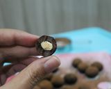Foto langkah ke 5 dari resep Kacang Almond Balut Cokelat (truffle almond).
