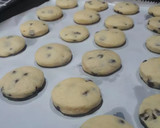 Foto del paso 6 de la receta: Cookies de manteca con chips de chocolate y rocklets