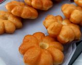 Foto langkah ke 6 dari resep Floral-Shaped Doughnuts | Donat Bunga.