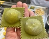Foto del paso 8 de la receta: Ravioles de albahaca con relleno de queso crema, pepperoni y pistachos en salsa de queso parmesano