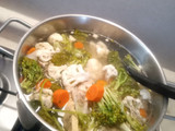 Caldo de pollo con verduras, arroz y garbanzos