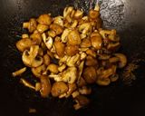 A picture of step 7 of Mushrooms in oyster sauce.