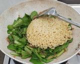 Foto langkah ke 8 dari resep Mie Goreng Merah.