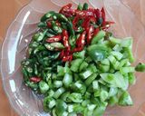 Foto langkah ke 2 dari resep Cumi Asin Tumis Cabe.
