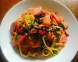 รูปขั้นตอนการทำที่ 5 ของ ลิงกัวเน่ผัดไส้กรอกพริกแห้งใบกะเพรา🍝
