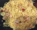 Foto del paso 1 de la receta: Spaguettis de calabacín con gambas y queso Parmesano