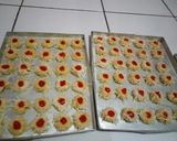 Foto langkah ke 4 dari resep Thumbprint cookies with strawberry jam.