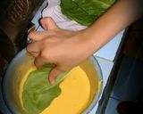 A picture of step 2 of Palak k pakorhay #IftarContestwithHuma #Cookpadapp.