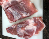 Foto del paso 2 de la receta: Paletilla de cordero al horno con cabeza de ajos y patata al horno