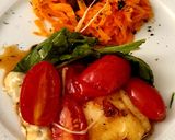 Foto del paso 3 de la receta: Provolone con rúcula, tomatines, cebolla roja grillados con miel