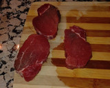 Foto del paso 1 de la receta: Solomillo a la plancha con salsa de champiñones y patatas al vapor aromatizadas al provenzal