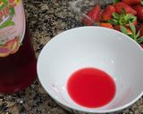 Foto del paso 1 de la receta: Fresas con granadina y queso batido