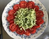 Une image de l'étape 3 de Salade de tomates et courgettes râpées au persil et citron.